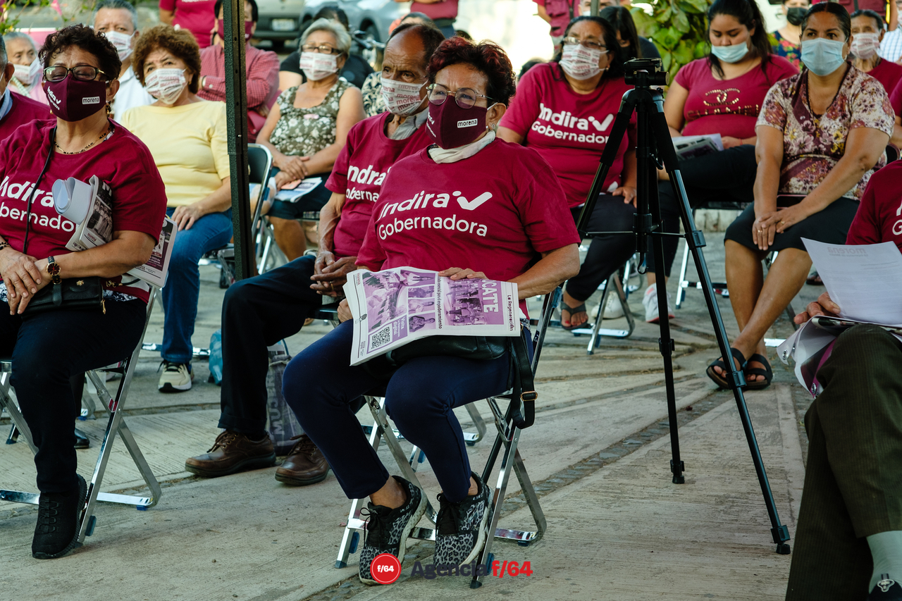Indira Vizcaíno Silva, candidata de MORENA para la gubernatura del Estado de Colima en el barrio de Fátima.