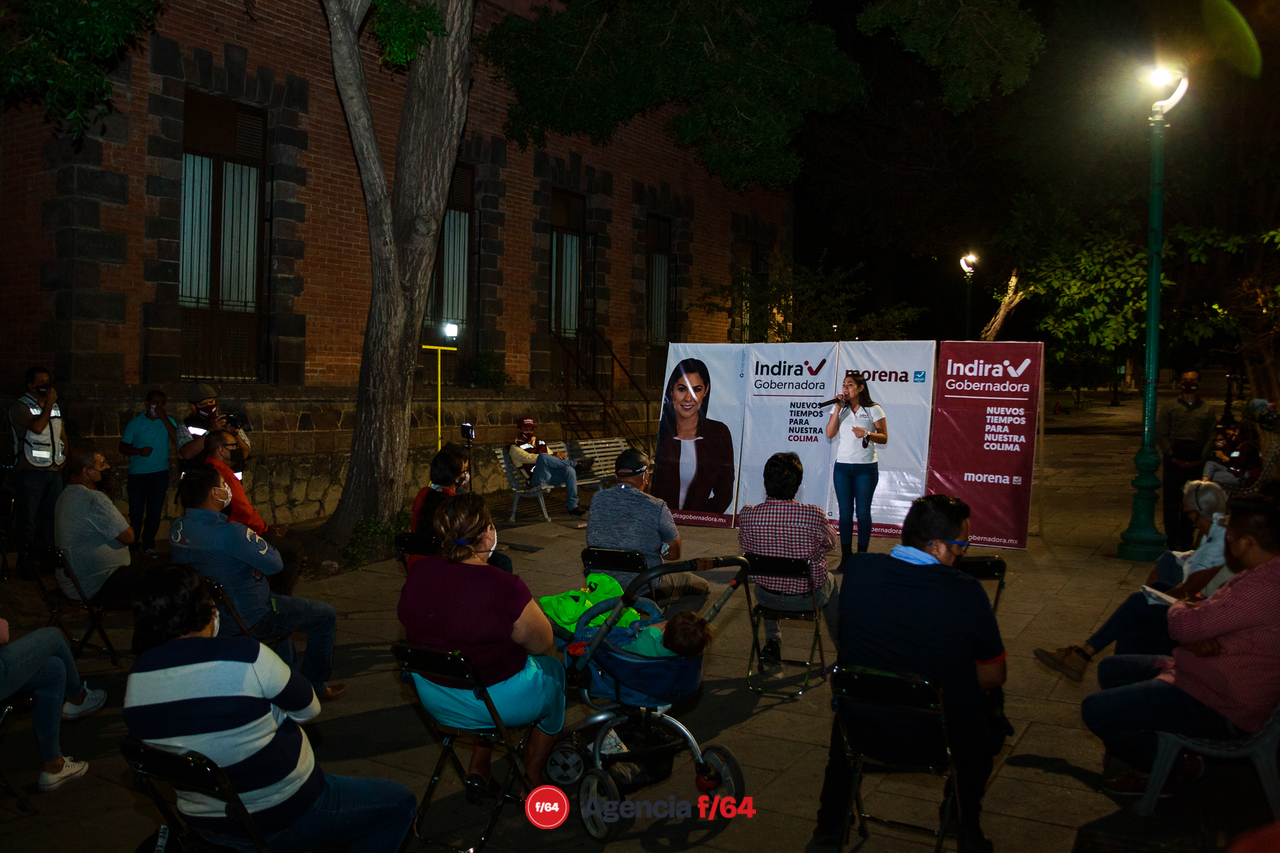 Indira Vizcaíno Silva, candidata de MORENA para la gubernatura del Estado de Colima en el Parque Juárez.
