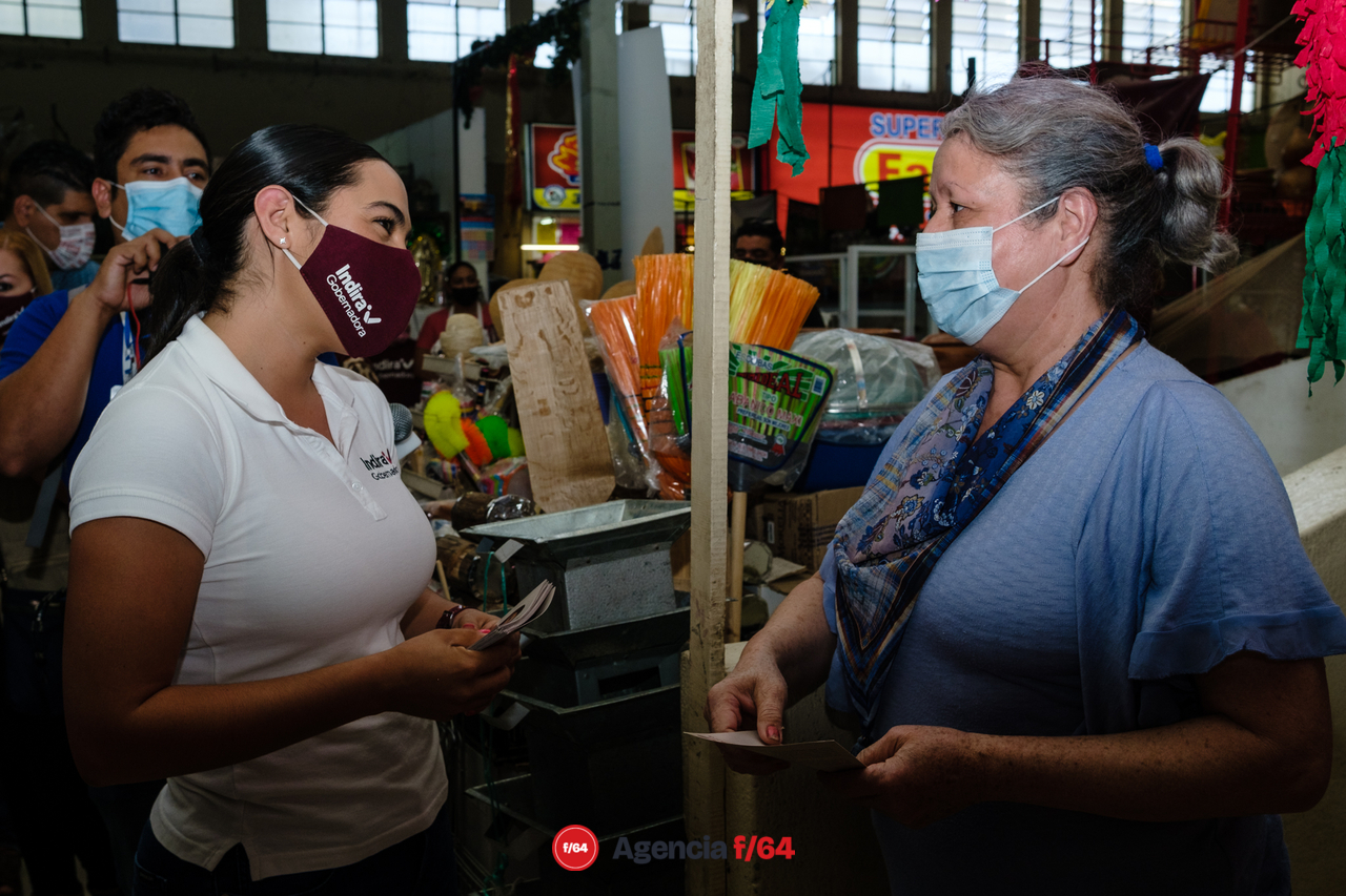 Indira Vizcaíno Silva, candidata de MORENA para la gubernatura del Estado de Colima en Mercado Obregón.