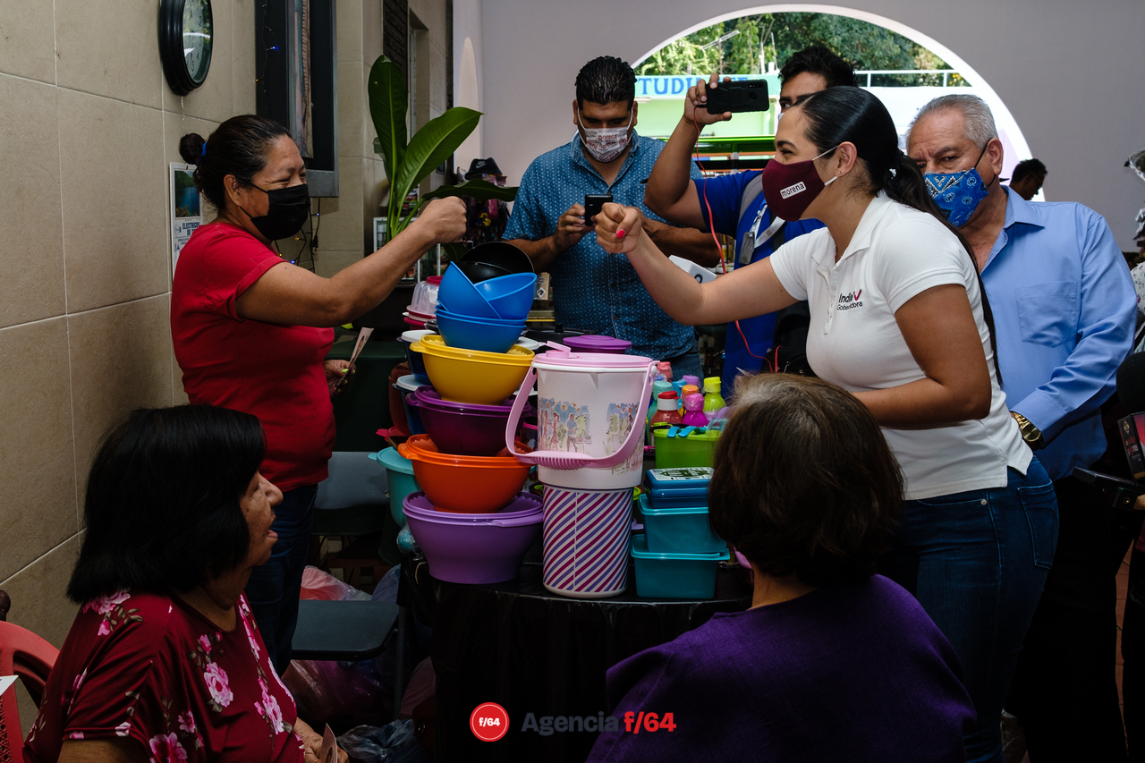 Indira Vizcaíno Silva, candidata de MORENA para la gubernatura del Estado de Colima en Mercado Obregón.