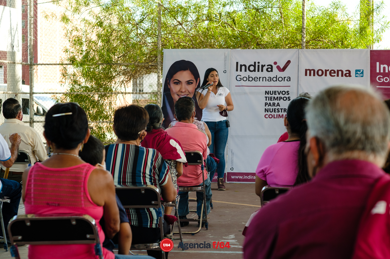 Indira Vizcaíno Silva, candidata de MORENA para la gubernatura del Estado de Colima en la colonia Lázaro Cárdenas.