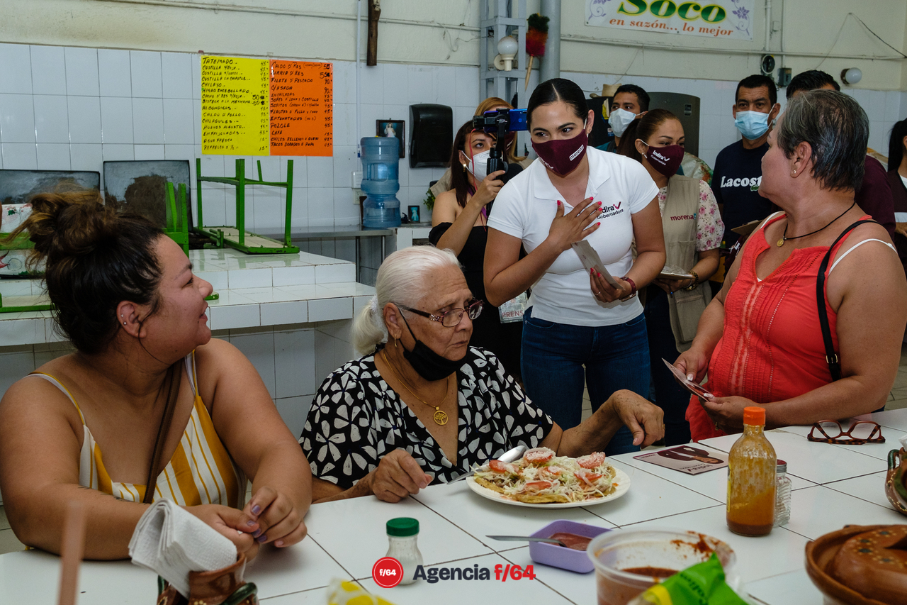 Indira Vizcaíno Silva, candidata de MORENA para la gubernatura del Estado de Colima en Mercado Obregón.