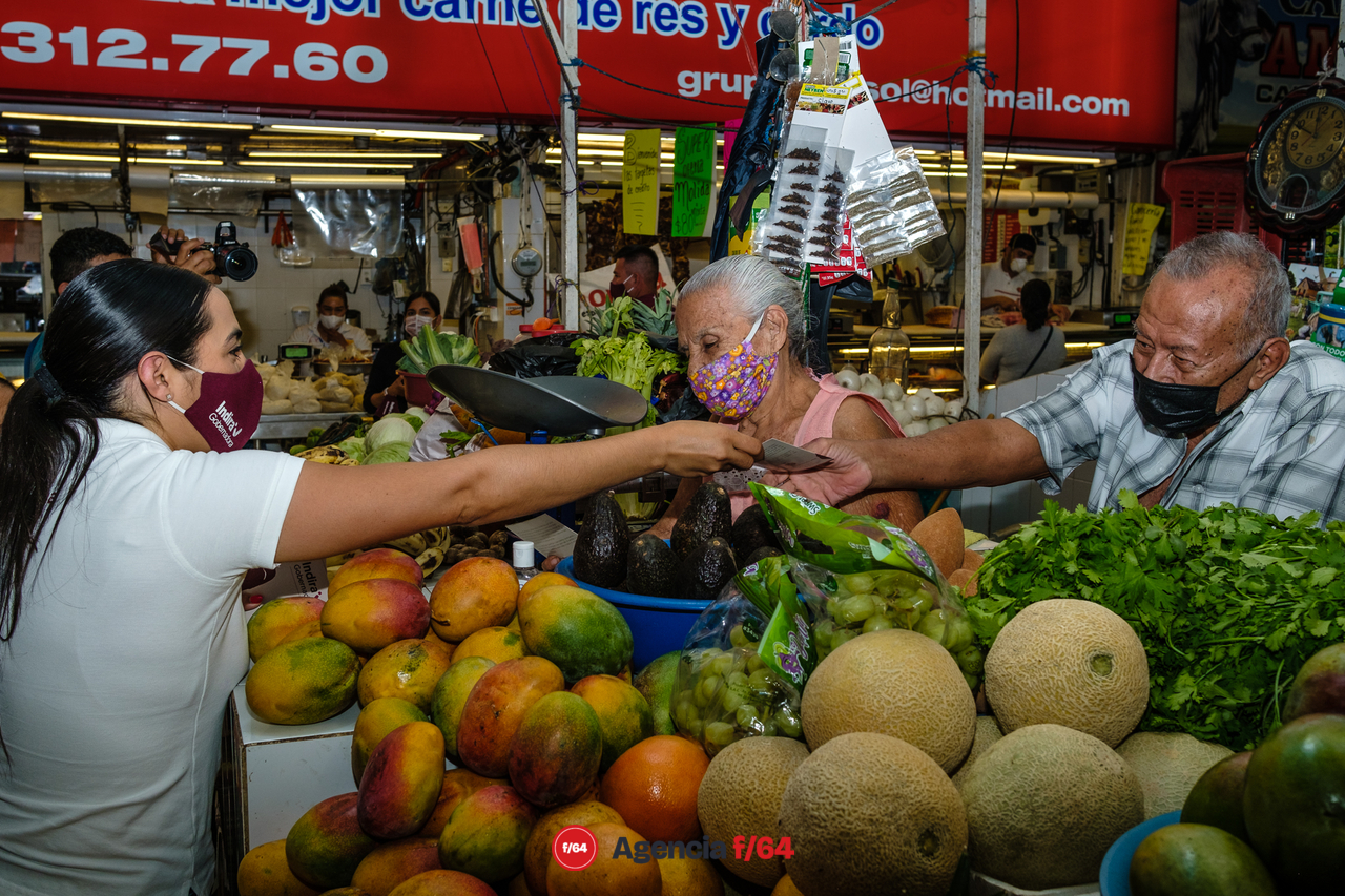 Indira Vizcaíno Silva, candidata de MORENA para la gubernatura del Estado de Colima en Mercado Obregón.