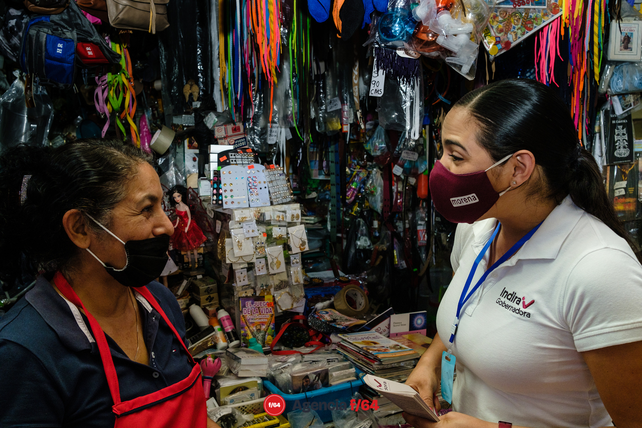 Indira Vizcaíno Silva, candidata de MORENA para la gubernatura del Estado de Colima en Mercado Obregón.