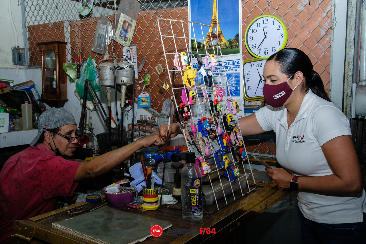 Indira Vizcaíno Silva, candidata de MORENA para la gubernatura del Estado de Colima en Mercado Obregón.