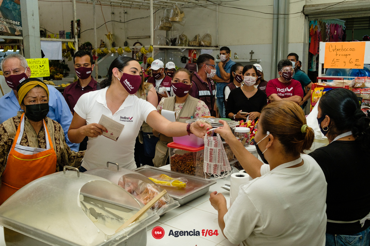 Indira Vizcaíno Silva, candidata de MORENA para la gubernatura del Estado de Colima en Mercado Obregón.