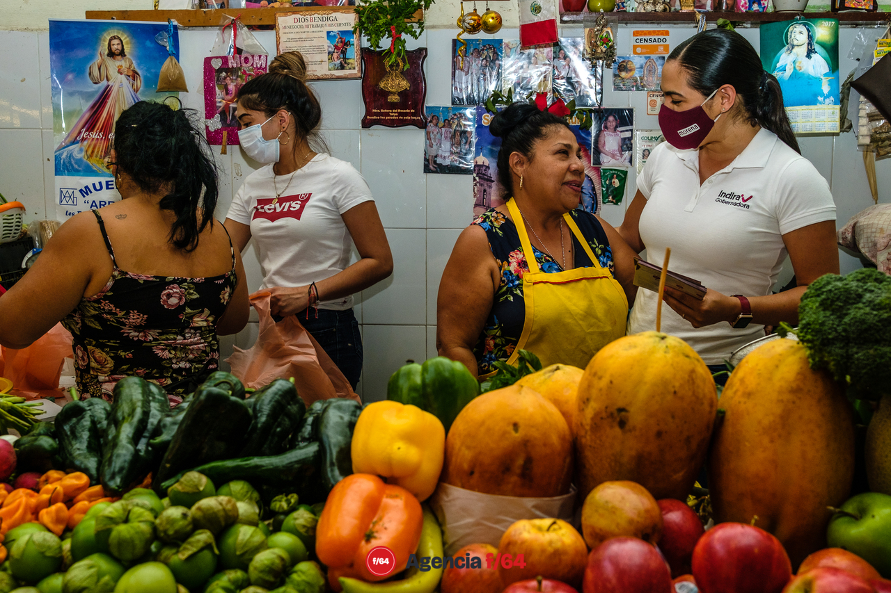 Indira Vizcaíno Silva, candidata de MORENA para la gubernatura del Estado de Colima en Mercado Obregón.