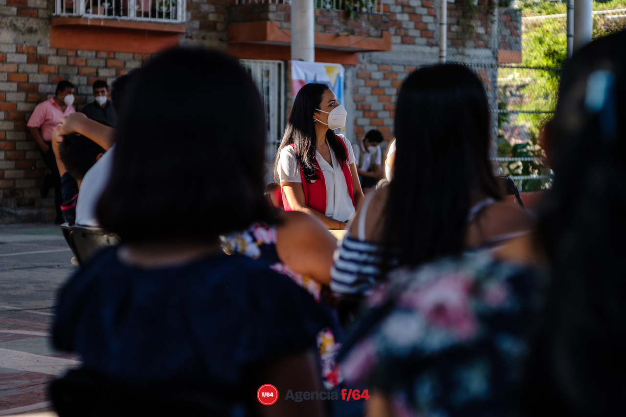 Encuentro con vecinos de Las Amarillas en la capital de estado. Los vecinos pidieron ayuda en términos de seguridad pública y servicios públicos.