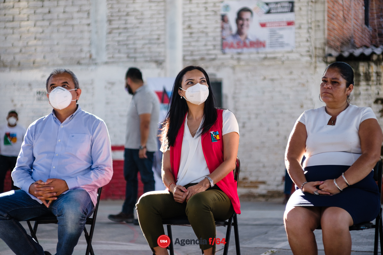 Encuentro con vecinos de Las Amarillas en la capital de estado. Los vecinos pidieron ayuda en términos de seguridad pública y servicios públicos.