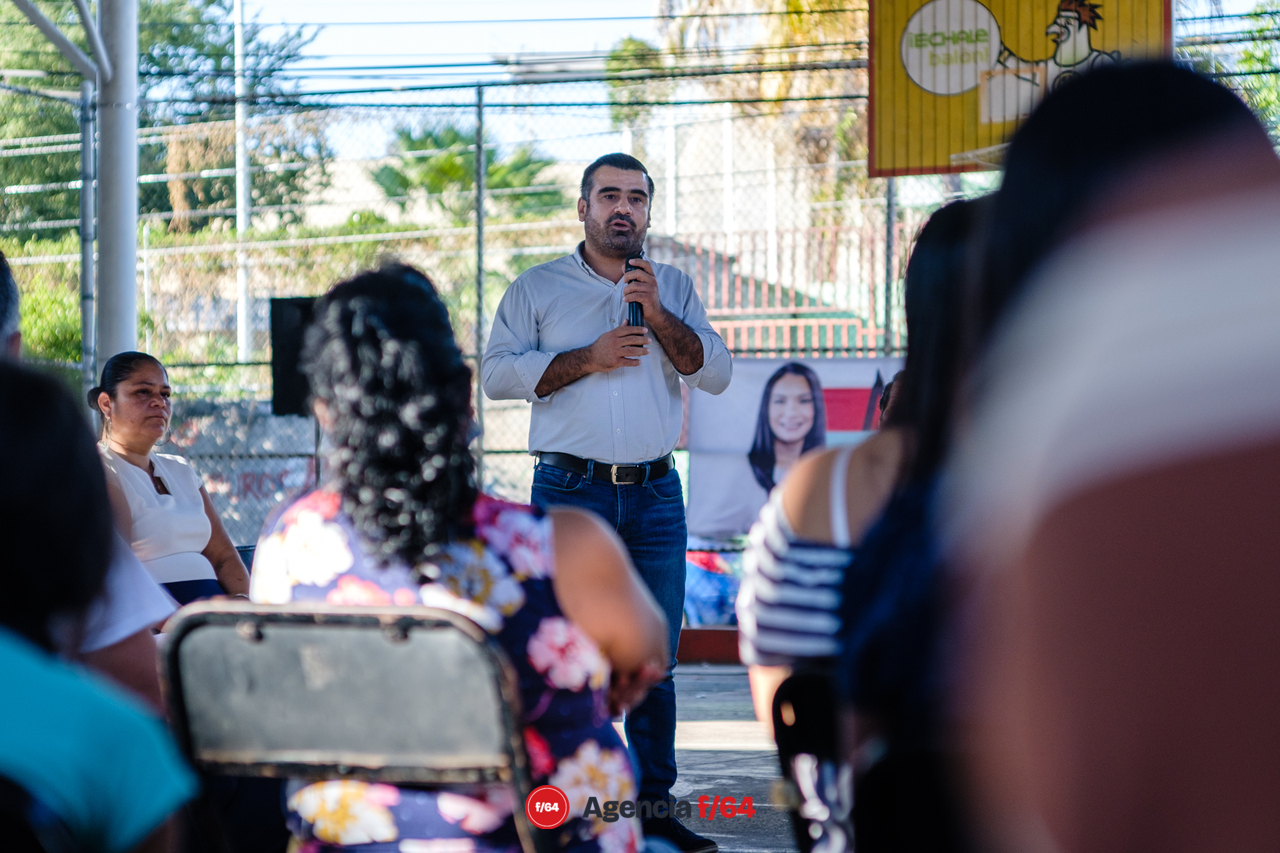 Riult Rivera, candidato a diputado federal por el distrito 1, acompaña a la candidata Mely Romero de "Va por Colima".