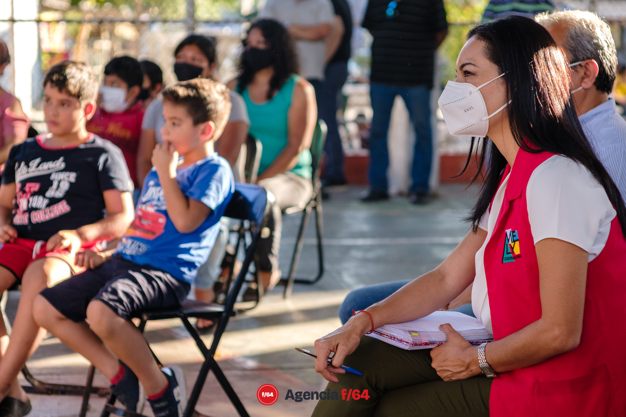 Encuentro con vecinos de Las Amarillas en la capital de estado. Los vecinos pidieron ayuda en términos de seguridad pública y servicios públicos.