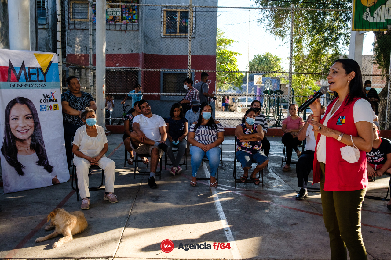 Encuentro con vecinos de Las Amarillas en la capital de estado. Los vecinos pidieron ayuda en términos de seguridad pública y servicios públicos.
