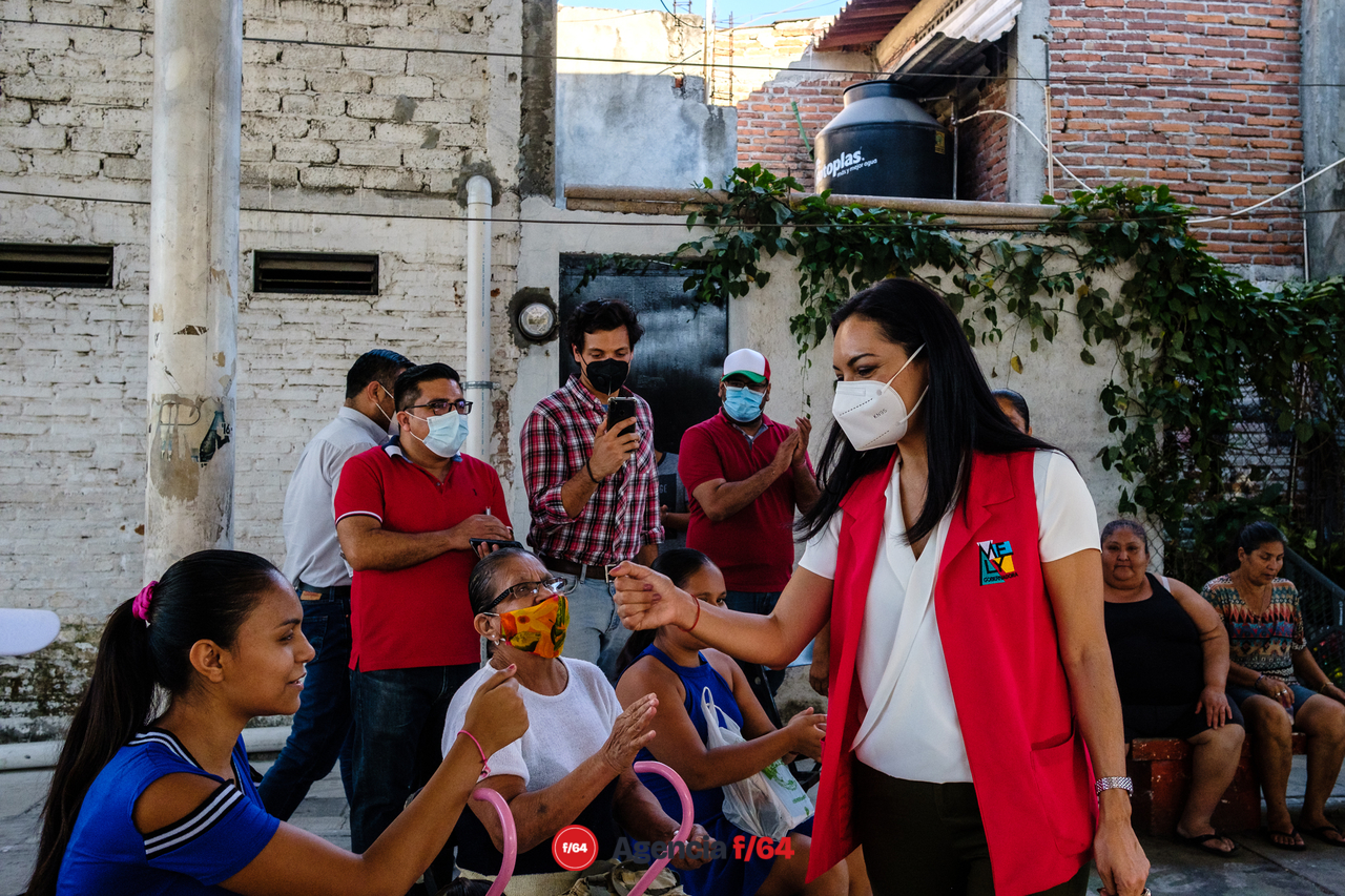 Encuentro con vecinos de Las Amarillas en la capital de estado. Los vecinos pidieron ayuda en términos de seguridad pública y servicios públicos.