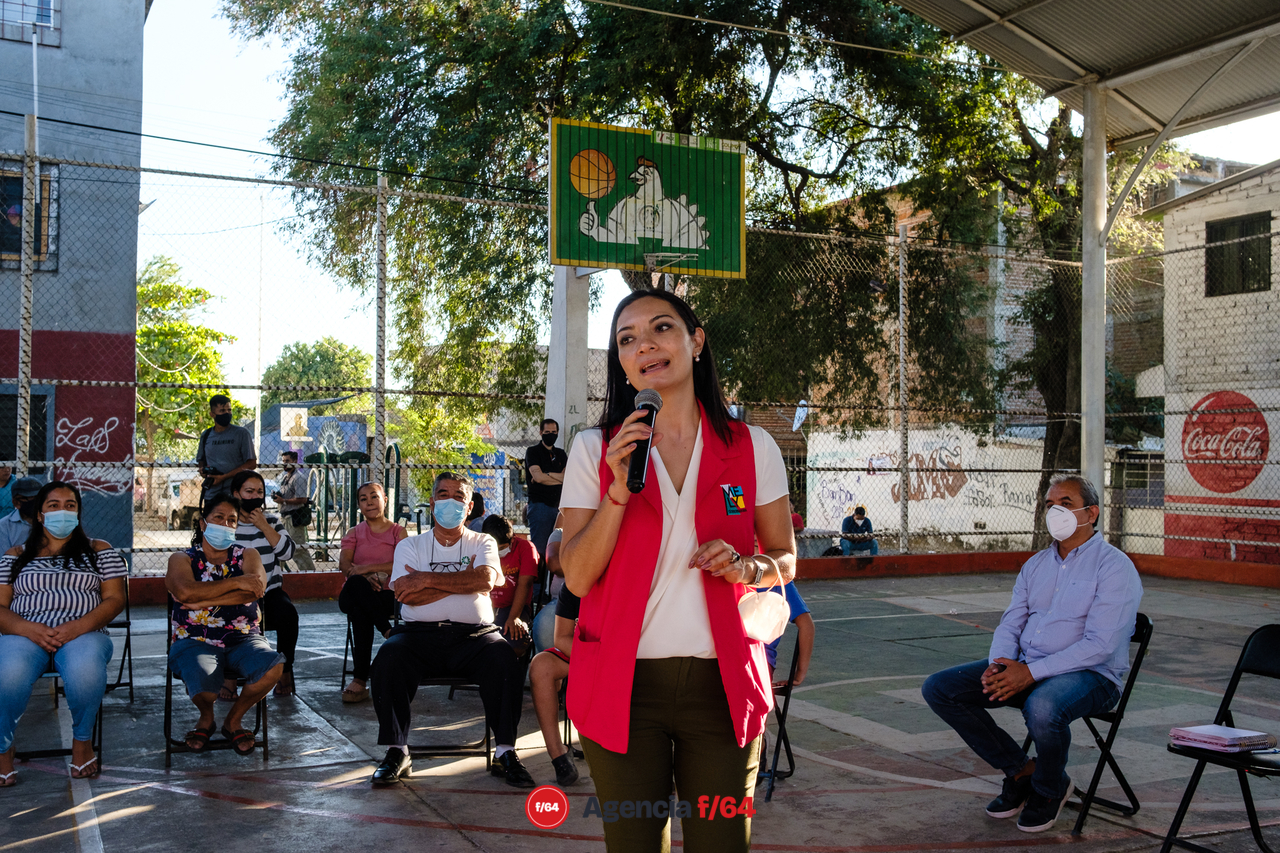 Encuentro con vecinos de Las Amarillas en la capital de estado. Los vecinos pidieron ayuda en términos de seguridad pública y servicios públicos.