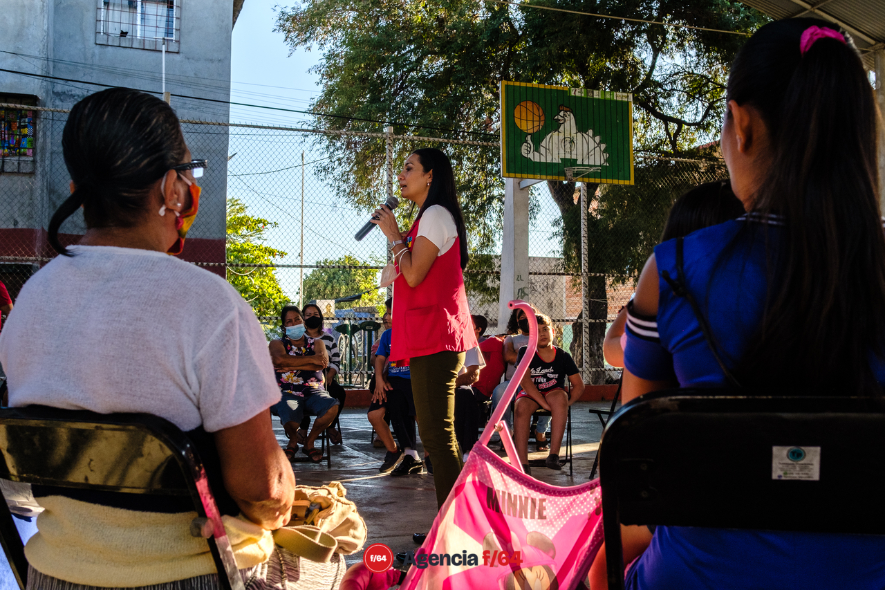 Encuentro con vecinos de Las Amarillas en la capital de estado. Los vecinos pidieron ayuda en términos de seguridad pública y servicios públicos.