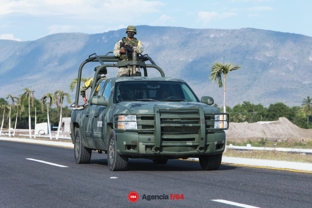 Vehículos del ejército, marina y guardia nacional en constante movimiento en la zona.