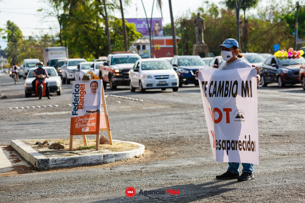 "Te cambio mi voto X mi desaparecido", así salieron los integrantes de la Red de Desaparecidos Colima A.C. a volantear y pegar calcas en las calles de Colima.