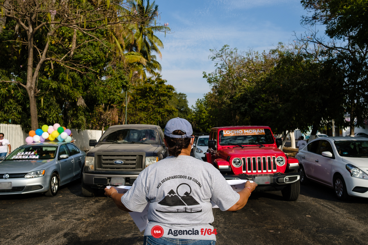 "Te cambio mi voto X mi desaparecido", así salieron los integrantes de la Red de Desaparecidos Colima A.C. a volantear y pegar calcas en las calles de Colima.