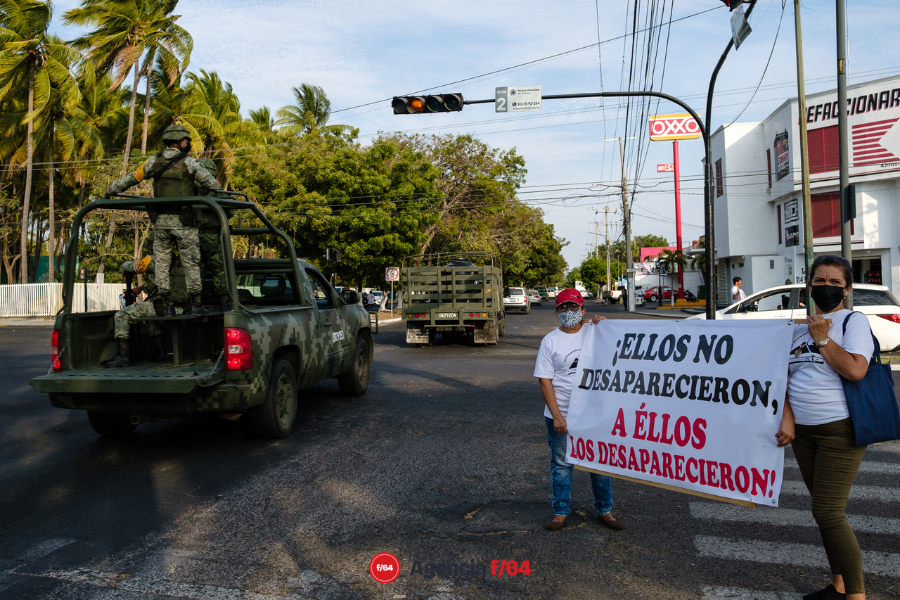 "Te cambio mi voto X mi desaparecido", así salieron los integrantes de la Red de Desaparecidos Colima A.C. a volantear y pegar calcas en las calles de Colima.