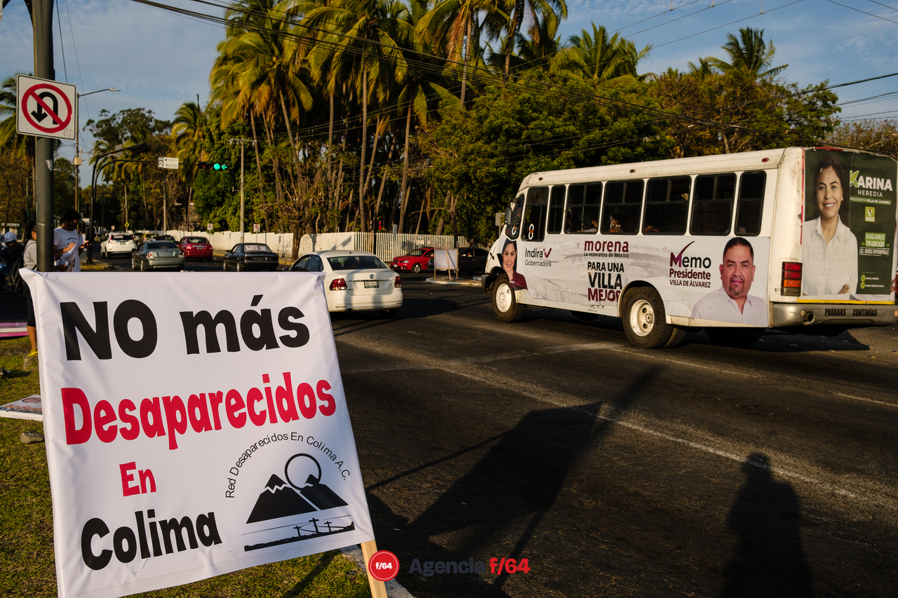 "Te cambio mi voto X mi desaparecido", así salieron los integrantes de la Red de Desaparecidos Colima A.C. a volantear y pegar calcas en las calles de Colima.
