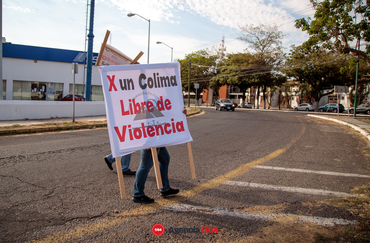 "Te cambio mi voto X mi desaparecido", así salieron los integrantes de la Red de Desaparecidos Colima A.C. a volantear y pegar calcas en las calles de Colima.