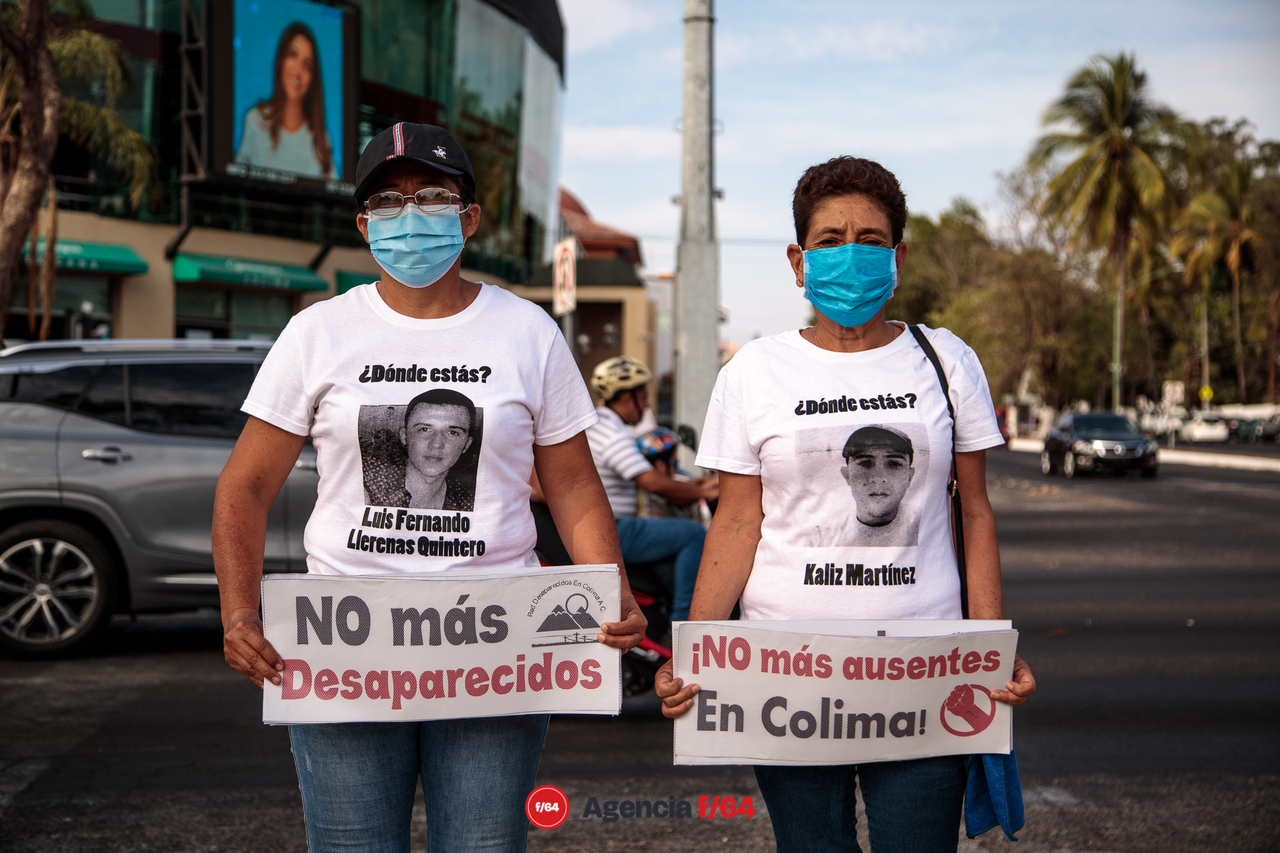 "Te cambio mi voto X mi desaparecido", así salieron los integrantes de la Red de Desaparecidos Colima A.C. a volantear y pegar calcas en las calles de Colima.