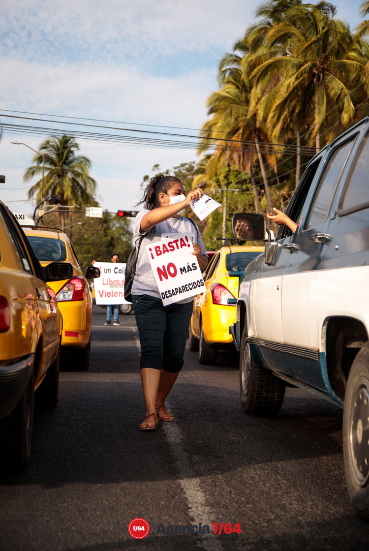 "Te cambio mi voto X mi desaparecido", así salieron los integrantes de la Red de Desaparecidos Colima A.C. a volantear y pegar calcas en las calles de Colima.