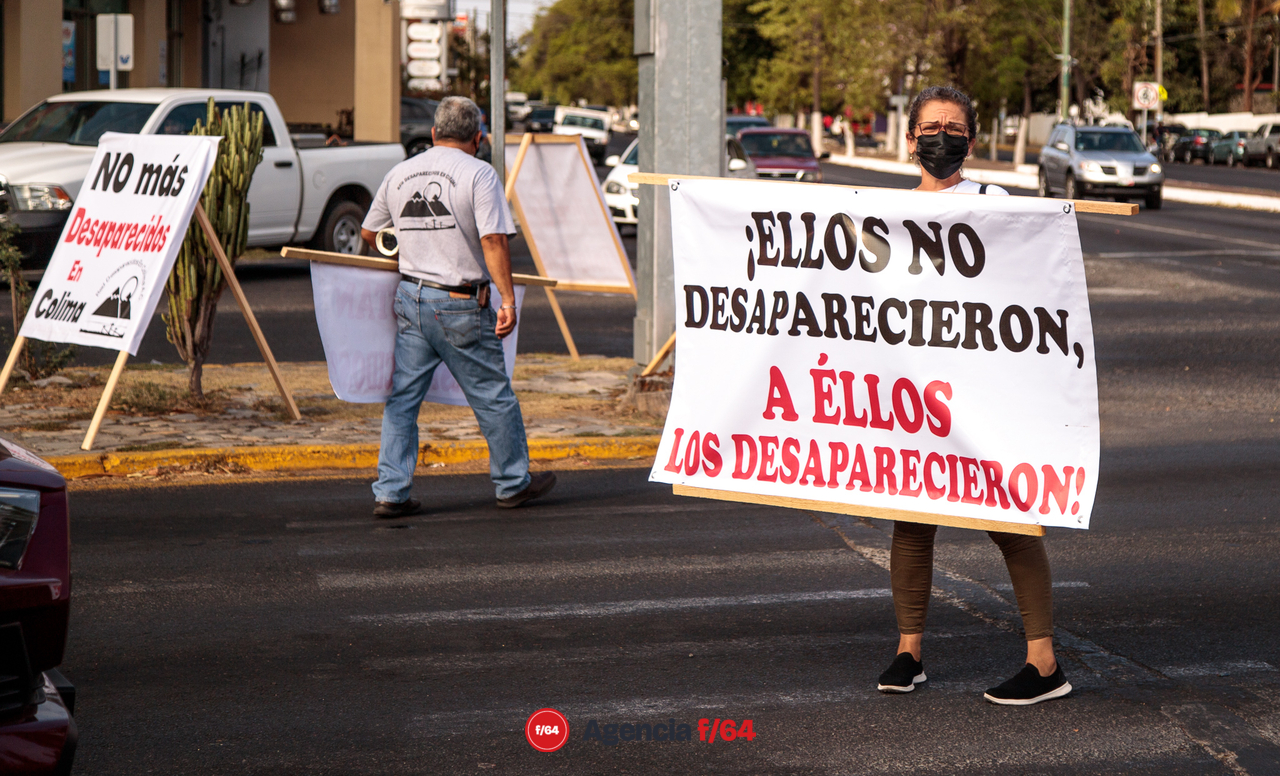 "Te cambio mi voto X mi desaparecido", así salieron los integrantes de la Red de Desaparecidos Colima A.C. a volantear y pegar calcas en las calles de Colima.