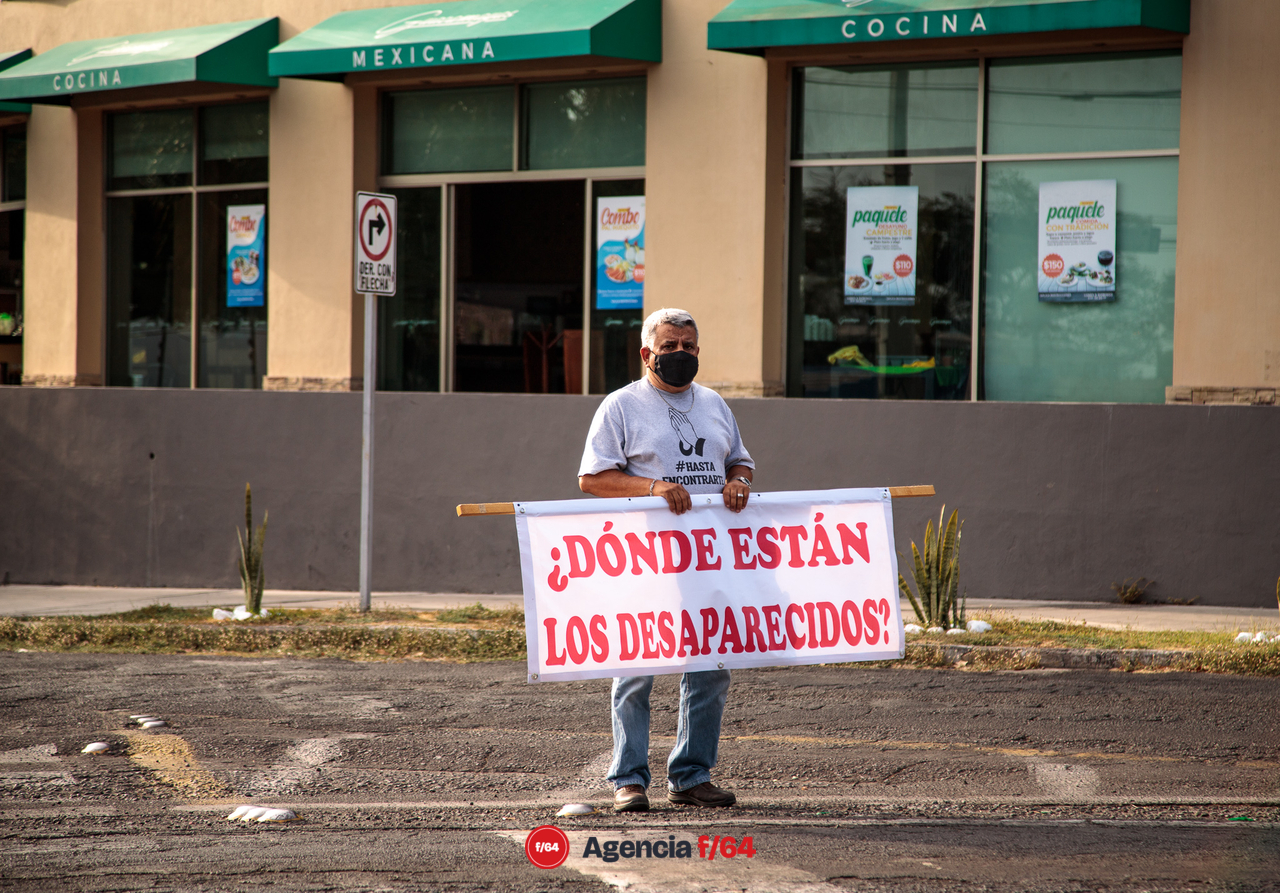 "Te cambio mi voto X mi desaparecido", así salieron los integrantes de la Red de Desaparecidos Colima A.C. a volantear y pegar calcas en las calles de Colima.