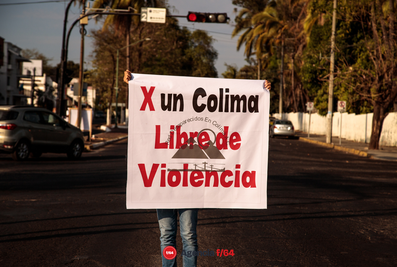 "Te cambio mi voto X mi desaparecido", así salieron los integrantes de la Red de Desaparecidos Colima A.C. a volantear y pegar calcas en las calles de Colima.