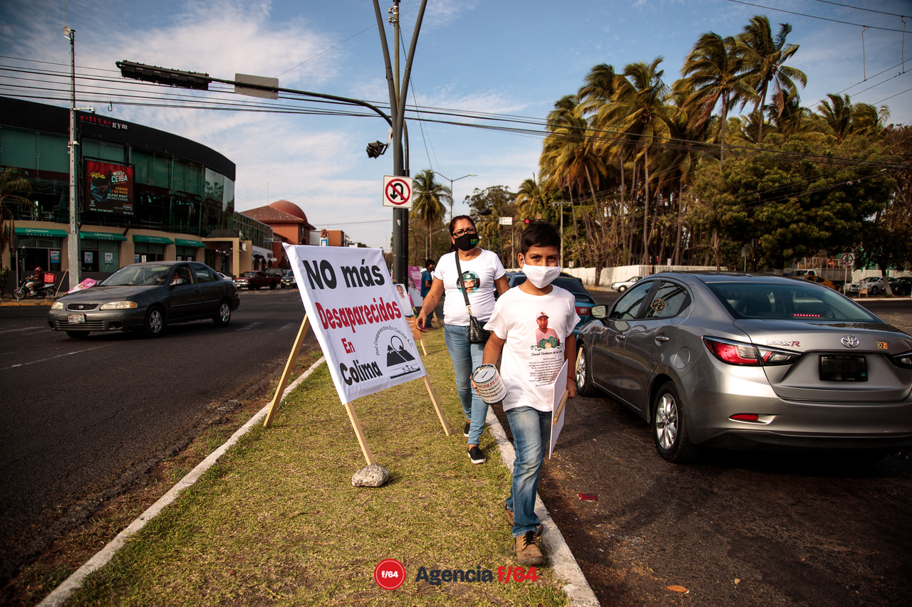 "Te cambio mi voto X mi desaparecido", así salieron los integrantes de la Red de Desaparecidos Colima A.C. a volantear y pegar calcas en las calles de Colima.