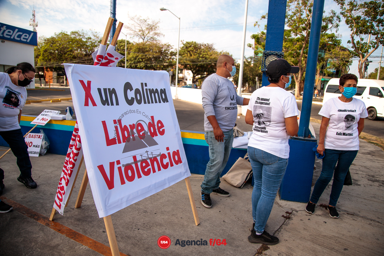 "Te cambio mi voto X mi desaparecido", así salieron los integrantes de la Red de Desaparecidos Colima A.C. a volantear y pegar calcas en las calles de Colima.