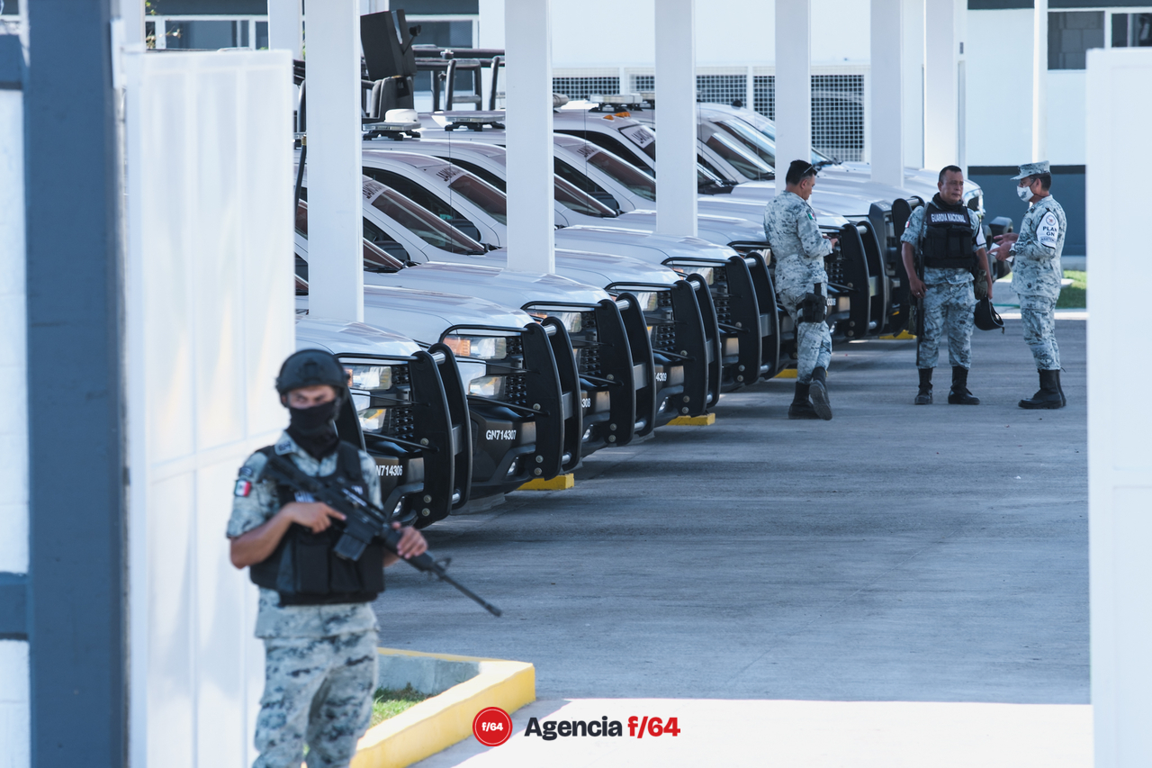 Personal de la Guardia Nacional revisando que todo estuviera listo para la visita de El Presidente.