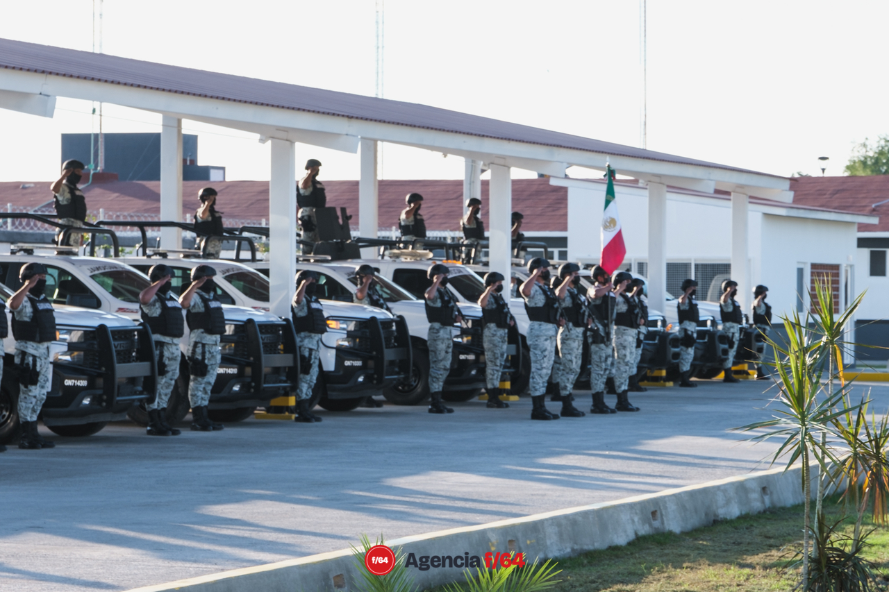 La escolta de la Guardia Nacional lista para recibir a El Presidente.