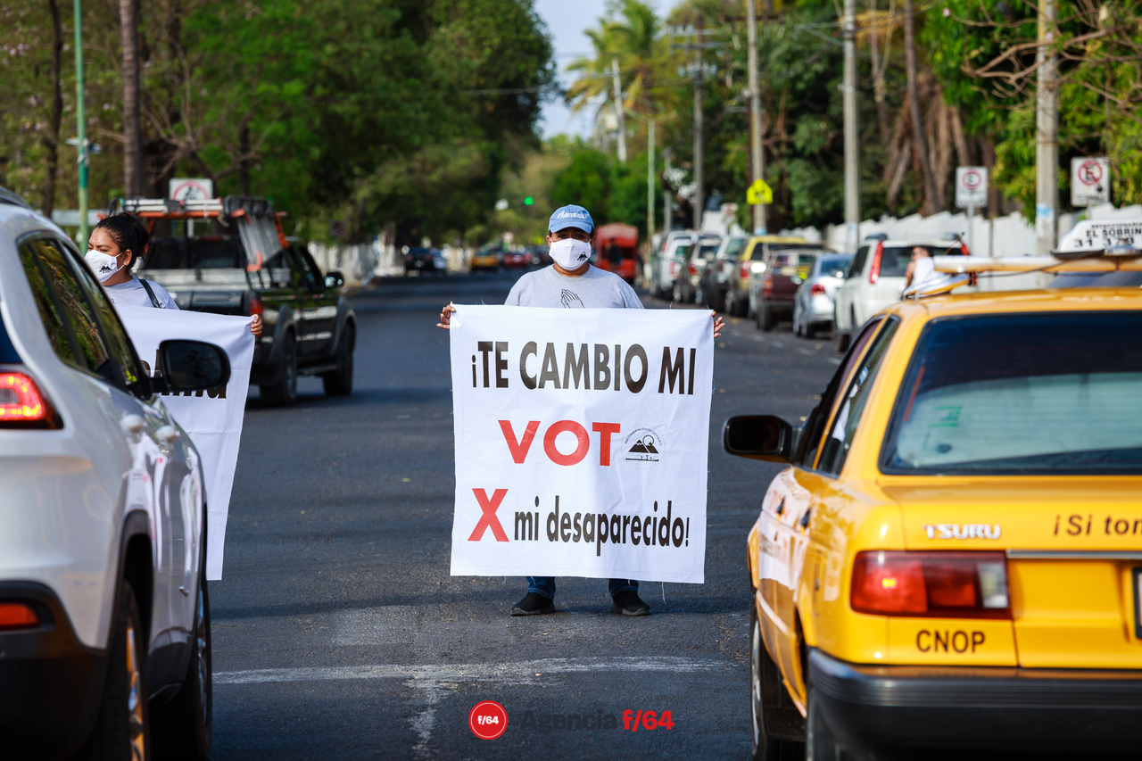 Toman la calle integrantes de la Red de Desaparecidos Colima A.C.
