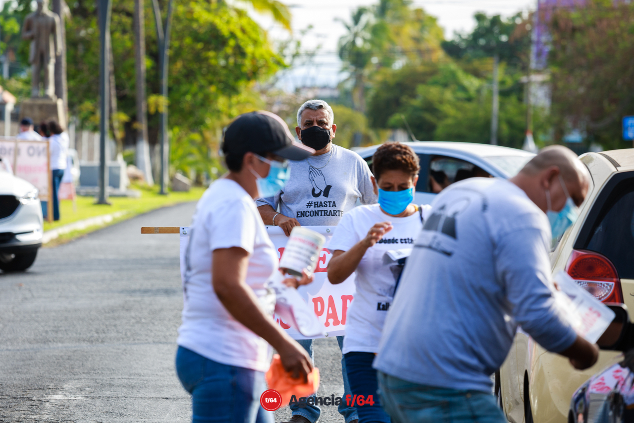 "Te cambio mi voto X mi desaparecido", así salieron los integrantes de la Red de Desaparecidos Colima A.C. a volantear y pegar calcas en las calles de Colima.