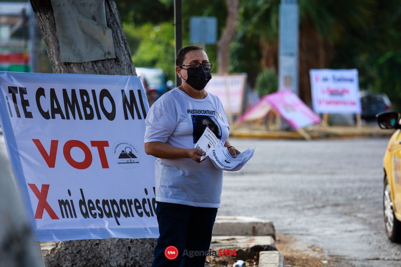 "Te cambio mi voto X mi desaparecido", así salieron los integrantes de la Red de Desaparecidos Colima A.C. a volantear y pegar calcas en las calles de Colima.
