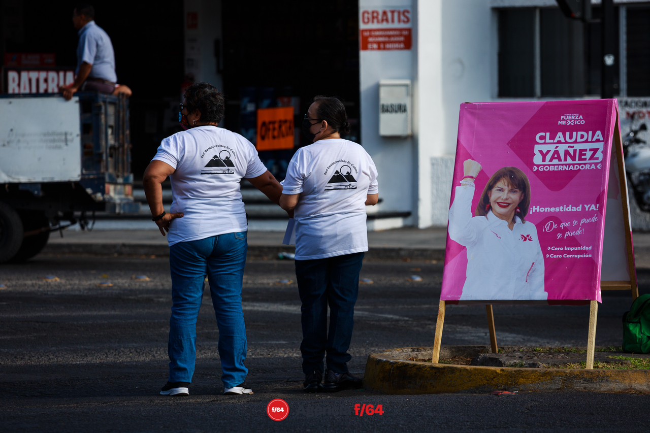 "Te cambio mi voto X mi desaparecido", así salieron los integrantes de la Red de Desaparecidos Colima A.C. a volantear y pegar calcas en las calles de Colima.