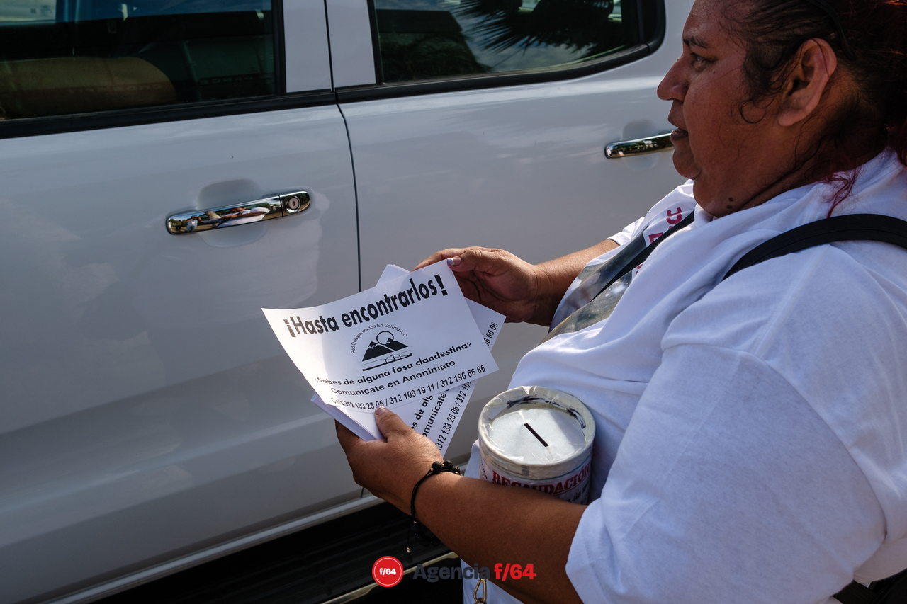 "Te cambio mi voto X mi desaparecido", así salieron los integrantes de la Red de Desaparecidos Colima A.C. a volantear y pegar calcas en las calles de Colima.