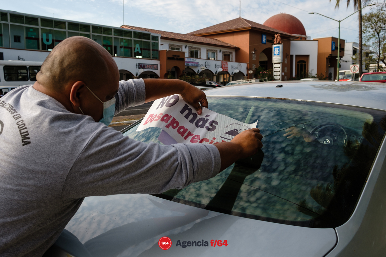 "Te cambio mi voto X mi desaparecido", así salieron los integrantes de la Red de Desaparecidos Colima A.C. a volantear y pegar calcas en las calles de Colima.