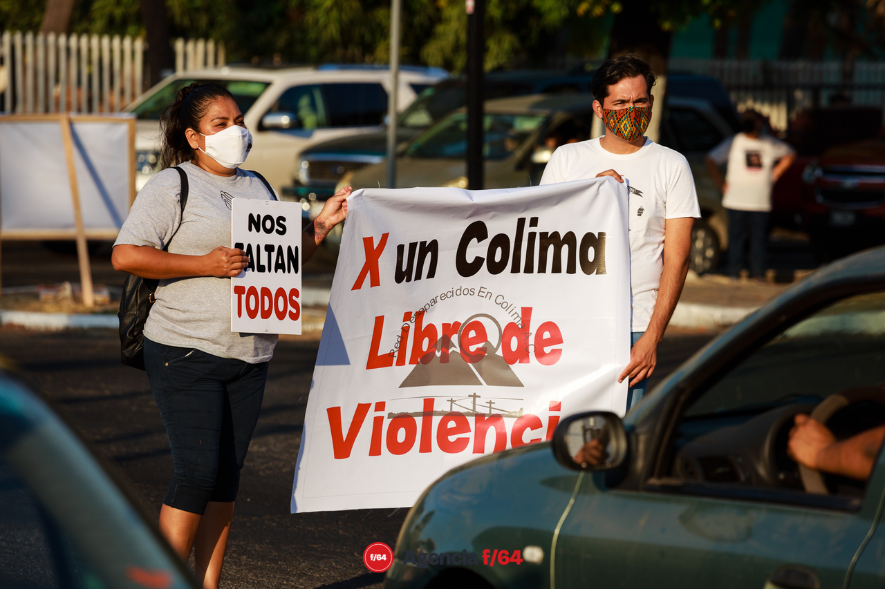 "Te cambio mi voto X mi desaparecido", así salieron los integrantes de la Red de Desaparecidos Colima A.C. a volantear y pegar calcas en las calles de Colima.