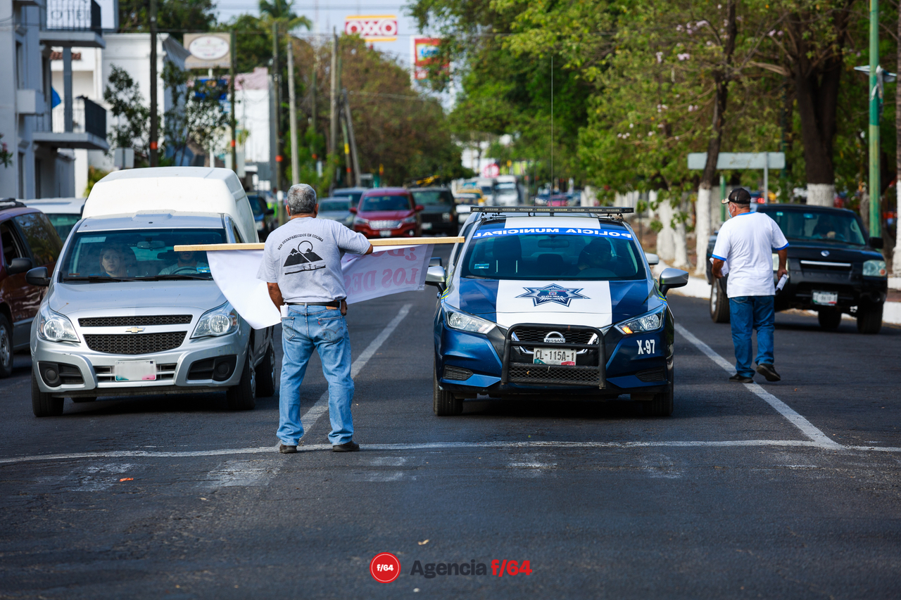 "Te cambio mi voto X mi desaparecido", así salieron los integrantes de la Red de Desaparecidos Colima A.C. a volantear y pegar calcas en las calles de Colima.