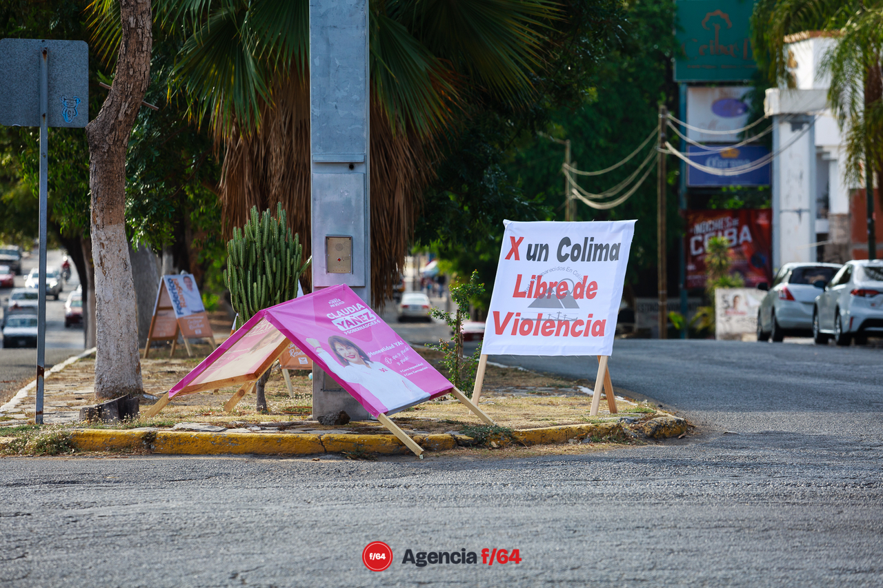 "Te cambio mi voto X mi desaparecido", así salieron los integrantes de la Red de Desaparecidos Colima A.C. a volantear y pegar calcas en las calles de Colima.