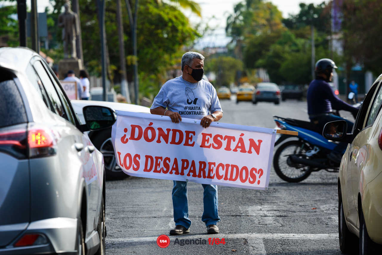 "Te cambio mi voto X mi desaparecido", así salieron los integrantes de la Red de Desaparecidos Colima A.C. a volantear y pegar calcas en las calles de Colima.