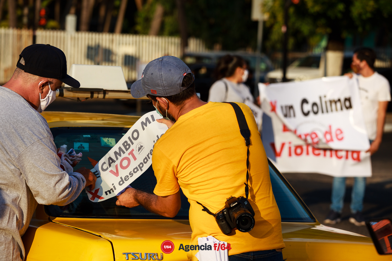 "Te cambio mi voto X mi desaparecido", así salieron los integrantes de la Red de Desaparecidos Colima A.C. a volantear y pegar calcas en las calles de Colima.