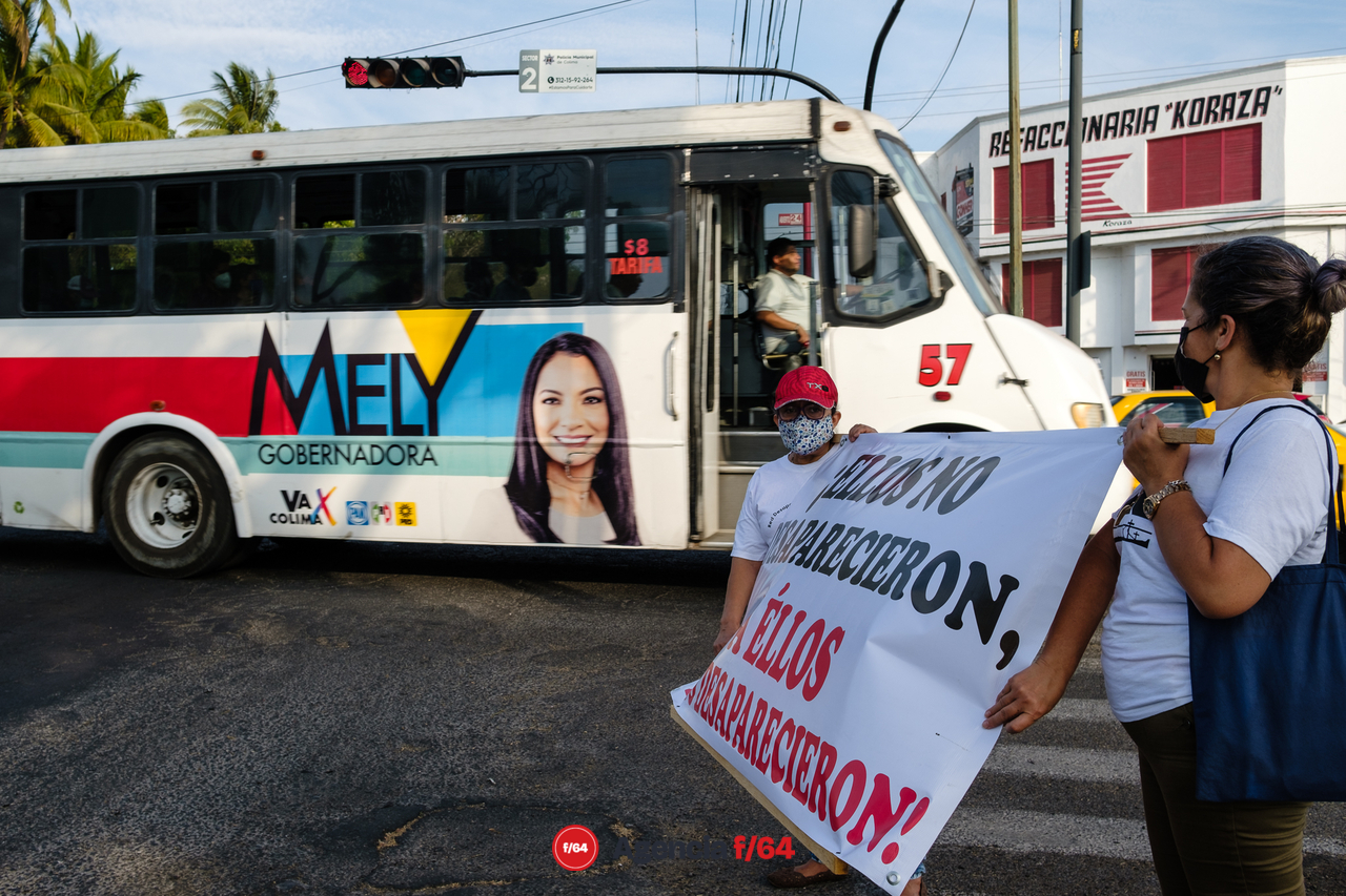 "Te cambio mi voto X mi desaparecido", así salieron los integrantes de la Red de Desaparecidos Colima A.C. a volantear y pegar calcas en las calles de Colima.