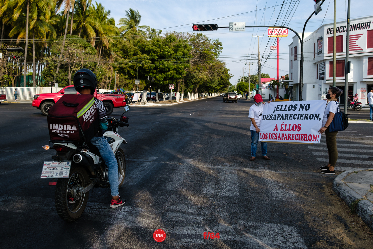"Te cambio mi voto X mi desaparecido", así salieron los integrantes de la Red de Desaparecidos Colima A.C. a volantear y pegar calcas en las calles de Colima.
