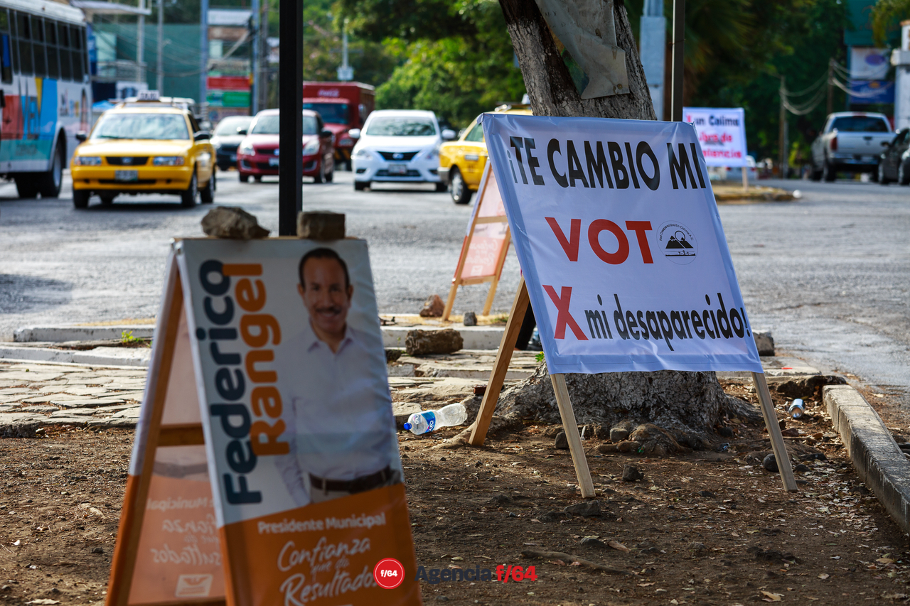 "Te cambio mi voto X mi desaparecido", así salieron los integrantes de la Red de Desaparecidos Colima A.C. a volantear y pegar calcas en las calles de Colima.
