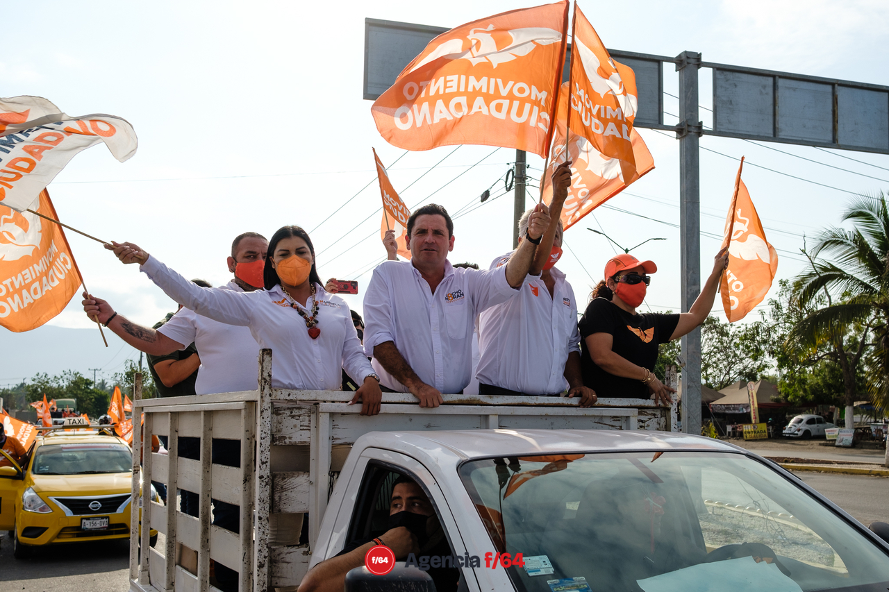 Leoncio Morán "Locho", candidato por Movimiento Ciudadano a la gubernatura del Estado de Colima en mitin y caravana por Tecomán.