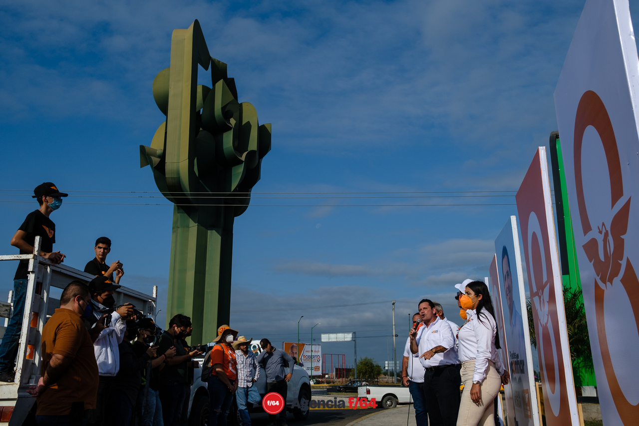 Leoncio Morán "Locho", candidato por Movimiento Ciudadano a la gubernatura del Estado de Colima en mitin y caravana por Tecomán.